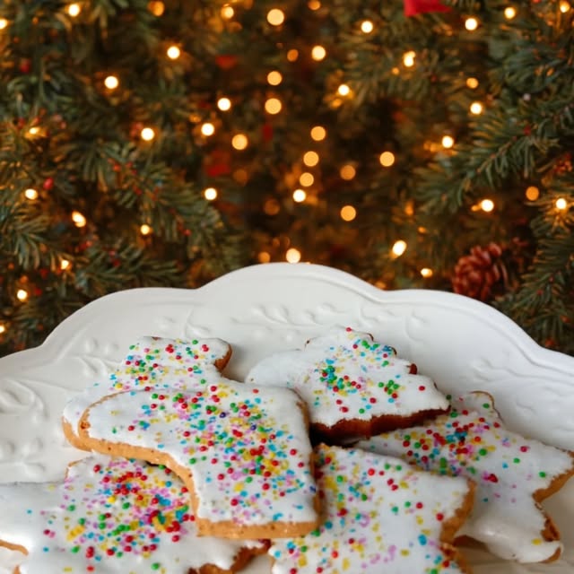 Bolachas pintadas de Natal num prato branco